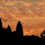 Der Sonnenaufgang am Angkor Wat bei leichter Bewölkung