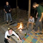 Die Feuerstelle grenzt direkt an die Schlafhütte an