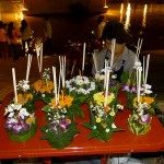 Diese Blumenboote werden zum Loi Krathong auf den Fluss geschickt