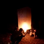 Hier haben wir einen Lampion mit Knallkörpern in die Luft gelassen