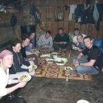 In der Schlaf- Wohn- und Küchenhütte zweier Familien haben wir zu Abend gegessen