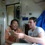 Nathalie und Philipp checken die Rechnung