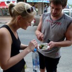 Nicole und Steffen versuchen sich an einer weiteren Thai-Leckerei