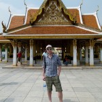 Philipp vorm Pavillon in der Nähe vom Demokratie Denkmal