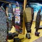 Auf den Boards stehen Briefe, die ein Aussteiger (Surfer) an seine Eltern geschickt hatte. Auf der Rückseite stehen die Antwortbriefe der Eltern. Zu lustig...