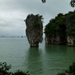 Das ist die James Bond Insel. Hier wurde 1975 ein James Bond Film gedreht, der die Region weltbekannt gemacht hatte. Noch heute profitieren die Einwohner von dem Besuch des 007.