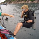 Nicole beim ersten Tauchgang mit dem Rückwärtseinstieg. Einfach fallen lassen.