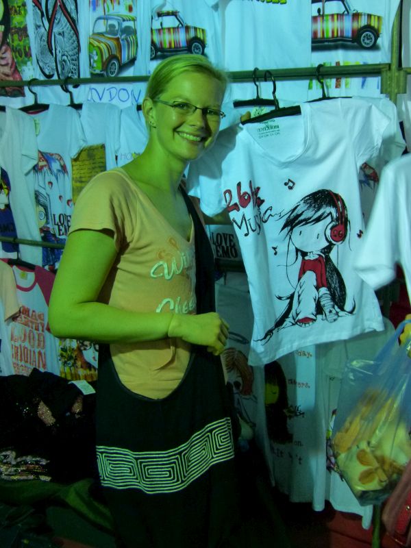 Nicole beim Shoppen auf der Geburtstagsparty des Königs