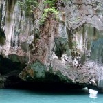 Riesige Kalksteinfelsen ragen Meterhoch aus dem blauen Wasser heraus