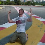 Yeah, Siegerpose auf der Formel 1 Strecke