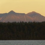 Bergketten am Lake Mahinapua im Abendlicht.