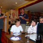 Die Family mit Besuch beim Dinner for One gucken