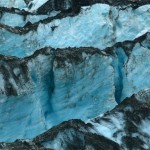 Die Oberfläche des Gletschers sieht ziemlich dreckig aus. Das blaue Eis darunter ist aber zu erahnen.