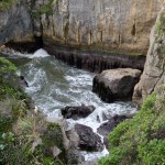 Die tosende See peitscht gegen die Küstenfelsen.