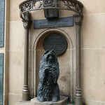 Hund der Queen Victoria sammelt Geld und redet mit den Besuchern