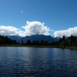 Lake Matheson bei sehr ungünstigen Wetterverhältnissen. Eigentlich sollte sich hier der Fox Gletscher im Wasser spiegelt.