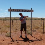 Tag 6 - Die Grenze zwischen South Australia und Northern Territory. Und wieder wird die Uhr umgestellt.