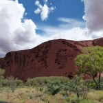 Tag 7 - Die Löcher im Gestein des Uluru finden sich in den Geschichten der Aboriginies wieder.
