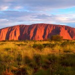 Tag 7 - Sunset am Uluru. Die Abendsonne taucht den Berg in ein wunderschönes Licht.