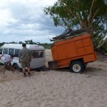 Tag 9 - Alle Mann an die Schaufeln und graben. Der Wagen war im Sand steckengeblieben.