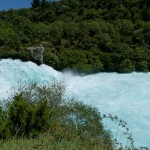 Am Ende der Huka Falls, wo das Wasser sich wieder rasend schnell ausbreitet und tosend wieder im Fluss ankommt