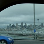 Die Skyline Auklands aus dem fahrenden Auto!