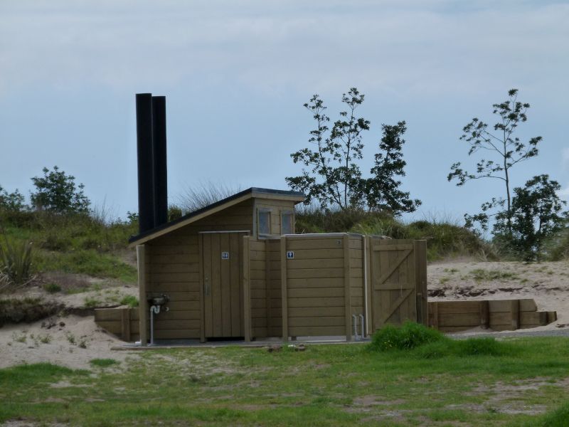 Die Toiletten und Duschen auf dem Campingplatz in Uretiti.