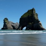 Die oft fotografierten Steinkonstellationen am Wharariki Beach sind nur bei Ebbe zu sehen.