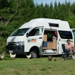 Philipp mit ein paar unserer tierischen Besucher auf dem Campingplatz