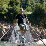 Philipp turnt auf der längsten Hängebrücke Neuseelands.
