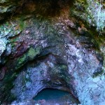 Ruatapu Cave in Orakei Korako. Den jadegün schimmernden Teich haben Maori Frauen angeblich als Spiegel genutzt, um sich für Rituale zu schmücken